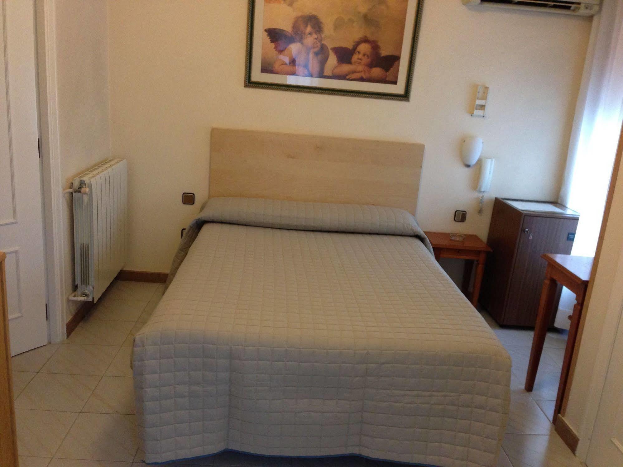 Hostal Cervantes Valdemoro Exterior foto